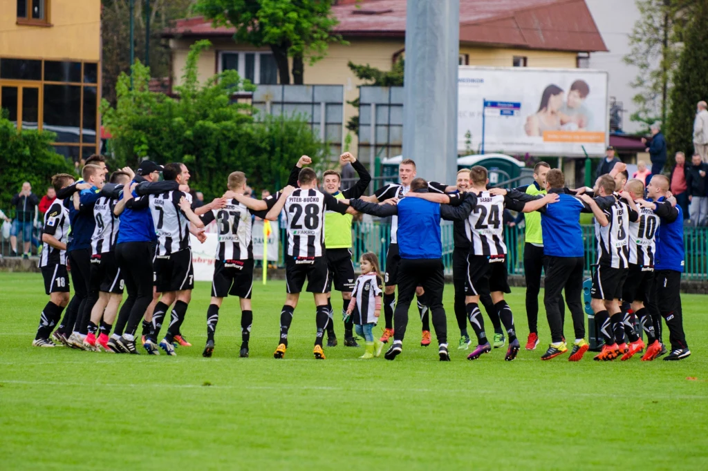 Piłkarze Sandecji świętują wygraną ze Zniczem, która znacznie przybliżyła ich do awansu do Ekstraklasy