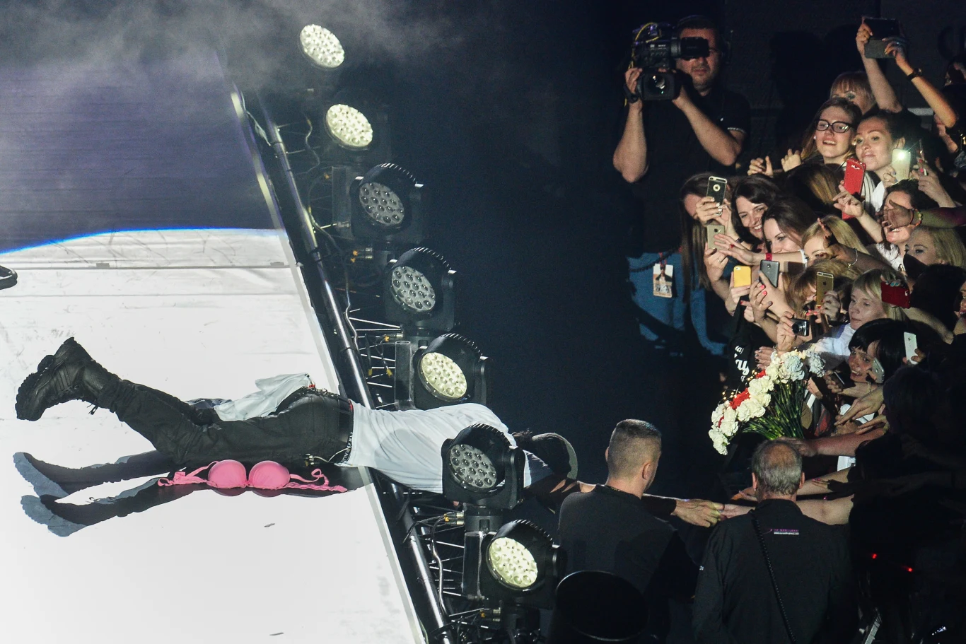 "Nagrałem już tyle albumów, że tym razem chciałem mieć pewność, że będzie brzmiał on świeżo" - mówił Iglesias o "Sex and Love". Na płycie gościnnie wystąpili m.in. Flo Rida, Pitbull czy Sean Paul. "Sex and Love" był w roku wydania także 7. najczęściej słuchanym albumem na Spotify. Z tego albumu pochodzą takie przeboje, jak "Loco", "Heart Attack", "I’m A Freak" oraz "Bailando". W roku premiery albumu teledysk był drugim najchętniej oglądanym klipem na Youtube (wyprzedziła go tylko Katy Pery z "Horses"). Do dnia dzisiejszego ma już blisko 210 mln odtworzeń.