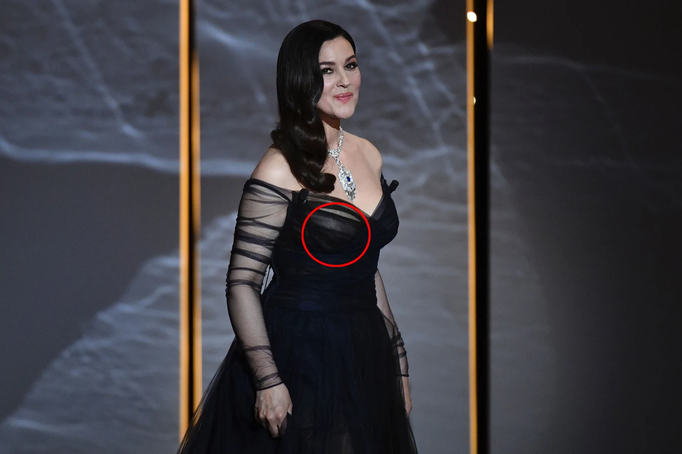 Monica Bellucci pokazała sutek w Cannes Monica Bellucci pokazała sutek w Cannes