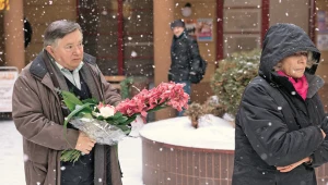 "Na Wspólnej": Poirytowany Włodek wybiegnie za Marią z kwiatami od Tadeusza