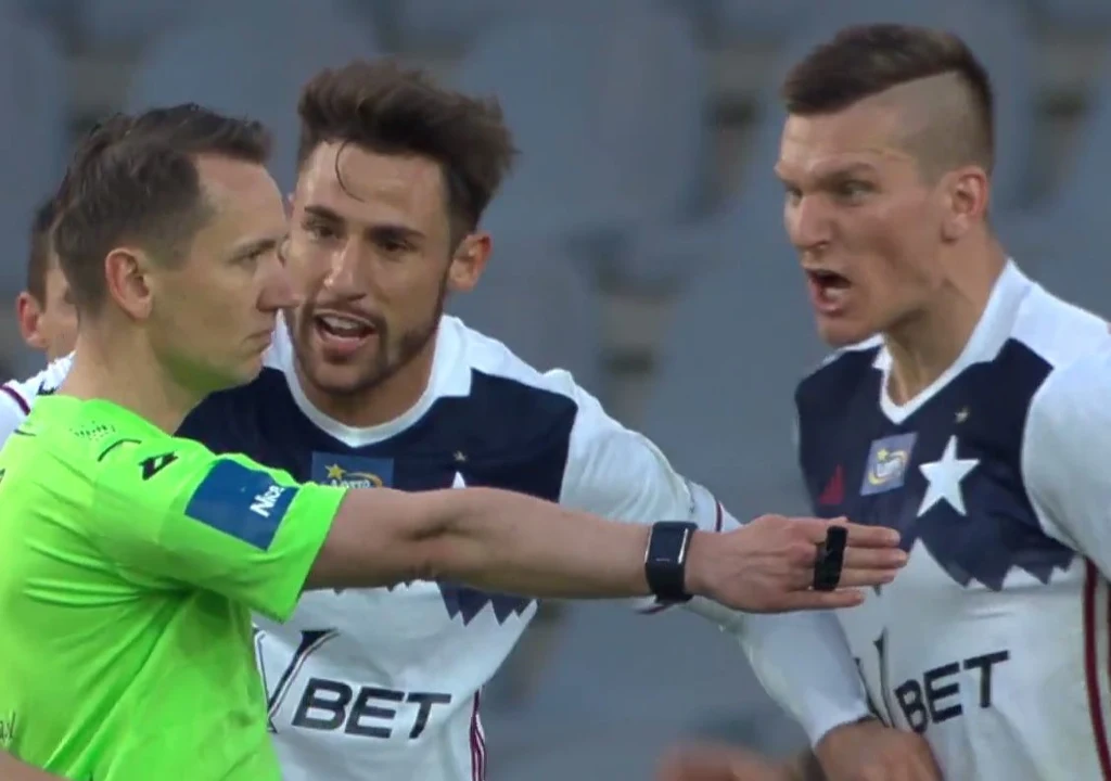 Po aktorskim upadku Macieja Górskiego sędzia Łukasz Bednarek podyktował rzut karny dla Korony. Na nic zdały się protesty Ivana Gonzaleza i Zdenka Ondraszka.