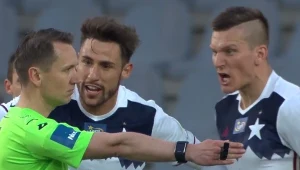 Po aktorskim upadku Macieja Górskiego sędzia Łukasz Bednarek podyktował rzut karny dla Korony. Na nic zdały się protesty Ivana Gonzaleza i Zdenka Ondraszka.