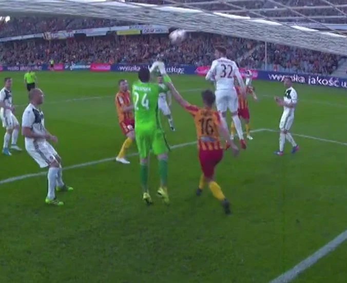 Maciej Górski sfaulował Łukasza Załuskę, sędzia Łukasz Bednarek nie odgwizdał faulu, choć podpowiadał mu tak Mariusz Złotek.