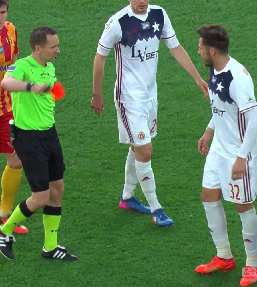 Za dotknięcie w twarz Macieja Górskiego Łukasz Bednarek wyrzucił z boiska Ivana Gonzaleza, ale prowodyra zamieszania - Górskiego, nie ukarał.