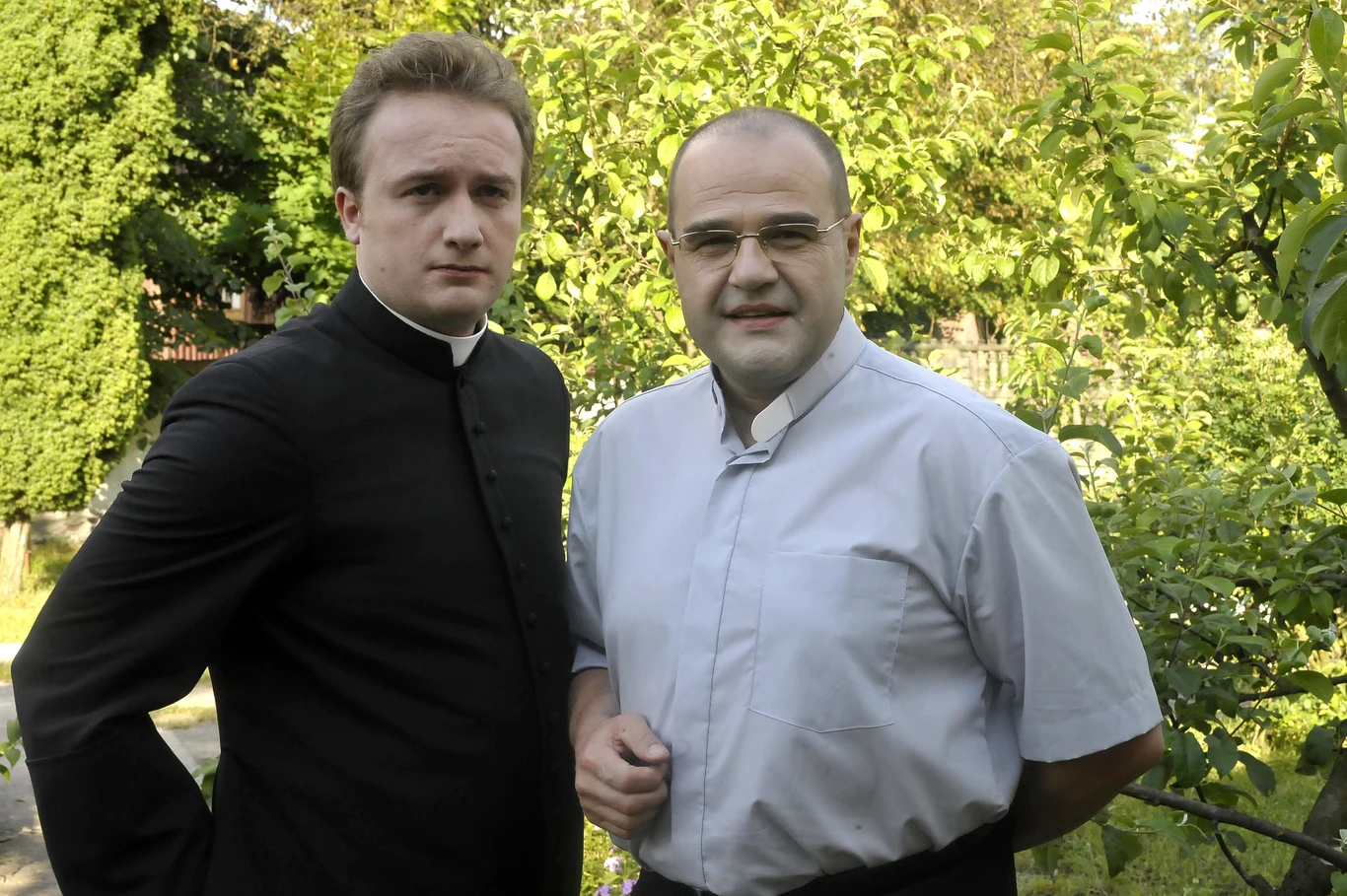 Czy aktor stara się zmieniać swój wygląd, grając różne postaci?

"Zawsze najpierw wyobrażam sobie wygląd swojego bohatera i wtedy już wiem, w którą stronę będę szedł. Najprościej jest w przypadku ról kostiumowych - na przykład mundur w 'Halo, Hans!' narzucał mi już określoną konwencję, sposób poruszania i całej reszty. Albo sutanna, jaką nosiłem w 'Ranczu', która również jest rodzajem munduru, tyle że działa on zupełnie inaczej - i na aktora, i na otoczenie zresztą też. (...) Jeśli chodzi o inne role, bez wyraźnego wyznacznika kostiumowego, to zawsze trzeba coś wymyślić, na bazie dostępnych środków, w czym pomagają nam spece od charakteryzacji" - przyznaje Kasprzykowski.