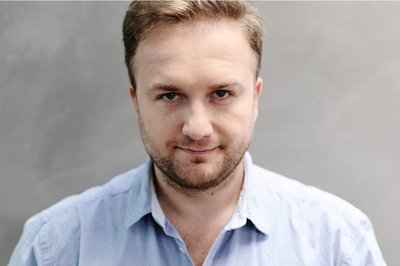 Aktor Bartłomiej Kasprzykowski obchodzi 40. urodziny.

Ekranowym debiutem aktora była rola w serialu "Syzyfowe prace" (1998). Przed ukończeniem wrocławskiego PWST mogliśmy go jeszcze oglądać w epizodzie w "Świecie według Kiepskich".

Przełom w jego karierze nastąpił jednak dopiero w 2005 roku, kiedy znalazł się w obsadzie "Magdy M.". W latach 2000-2008 występował również w Teatrze im. Słowackiego w Krakowie. 