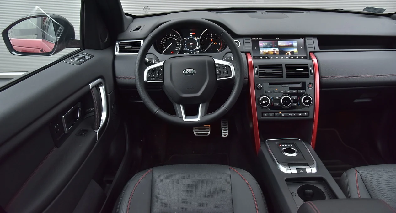 Porządnie wykończony kokpit ożywiają opcjonalne czerwone listwy po bokach konsoli.