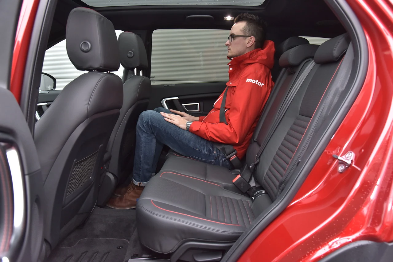 Ilością miejsca z tyłu Discovery Sport gromi bezpośrednich rywali.