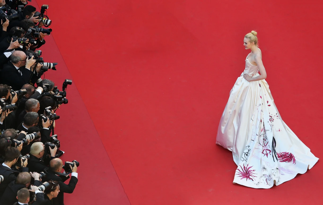 W pierwszym dniu festiwalu wszyscy mówili jedynie o sukience Elle Fanning W pierwszym dniu festiwalu wszyscy mówili jedynie o sukience Elle Fanning