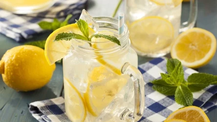 ​Zerwij w ogrodzie i dodaj do lemoniady. Goście będą zachwyceni smakiem