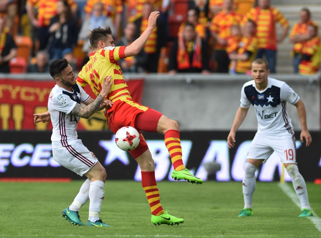 Pol Llonch (L) w meczu z Jagiellonią Białystok Pol Llonch (L) w meczu z Jagiellonią Białystok