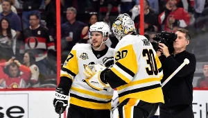 Sidney Crosby i bramkarz Matt Murray z Pittsburgh Penguins