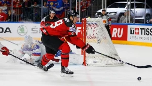 Nate MacKinnon atakuje bramkę Andrieja Wasilewskiego.