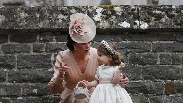 Mały książę George i jego młodsza siostrzyczka Charlotte podczas ceremonii ślubnej Pippy Middleton i Jamesa Matthews. 