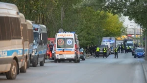 Policjanci i pogotowie na miejscu zdarzenia przy ul. Osmańskiej w Warszawie