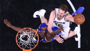 Pau Gasol (w białym stroju) zdobywa punkty dla San Antonio Spurs. To jednak nie pomogło i trzeci mecz w finałowej rywalizacji konferencji zachodniej wygrali Golden State Warriors