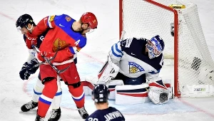 Fiński bramkarz Joonas Korpisalo zastanawia się, jak przepuścił krążek do bramki po strzale Nikity Gusiewa (nie ma go na zdjęciu)