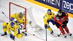 Kanadyjczyk Nate Mackinnon w ataku na szwedzką bramkę