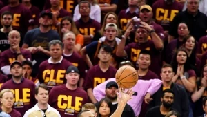 Avery Bradley wykonuje zwycięski rzut