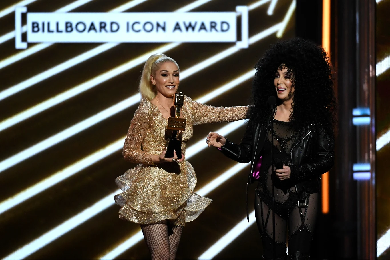 Cher na gali w Las Vegas odebrała statuetkę Icon Award z rąk Gwen Stefani