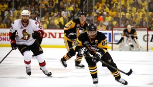 Sidney Crosby (przy krążku), kapitan "Pingwinów"