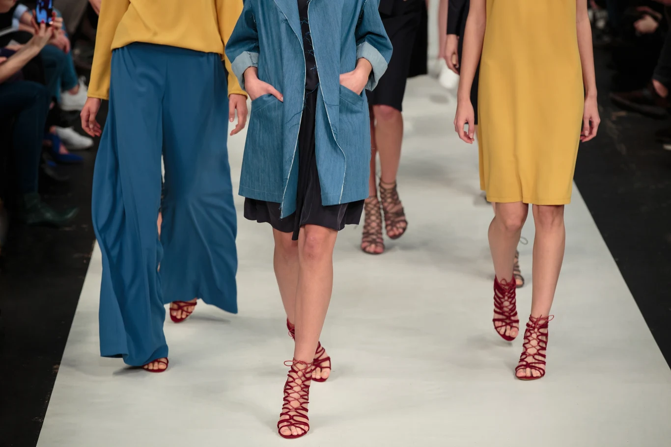 Trendy z największych światowych pokazów mody szybko przenoszą się na ulice Trendy z największych światowych pokazów mody szybko przenoszą się na ulice