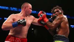 Adam Kownacki (z lewej) w pojedynku z Dannym Kellym