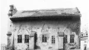 Budynek dawnego kościoła przed zburzeniem. (Reprodukcja fotografii Ignacego Kriegera, z albumu z Archiwum Miasta Krakowa, wykonana przez IKC