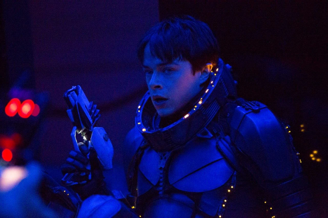 Dane DeHaan w scenie z filmu "Valerian i Miasto Tysiąca Planet"