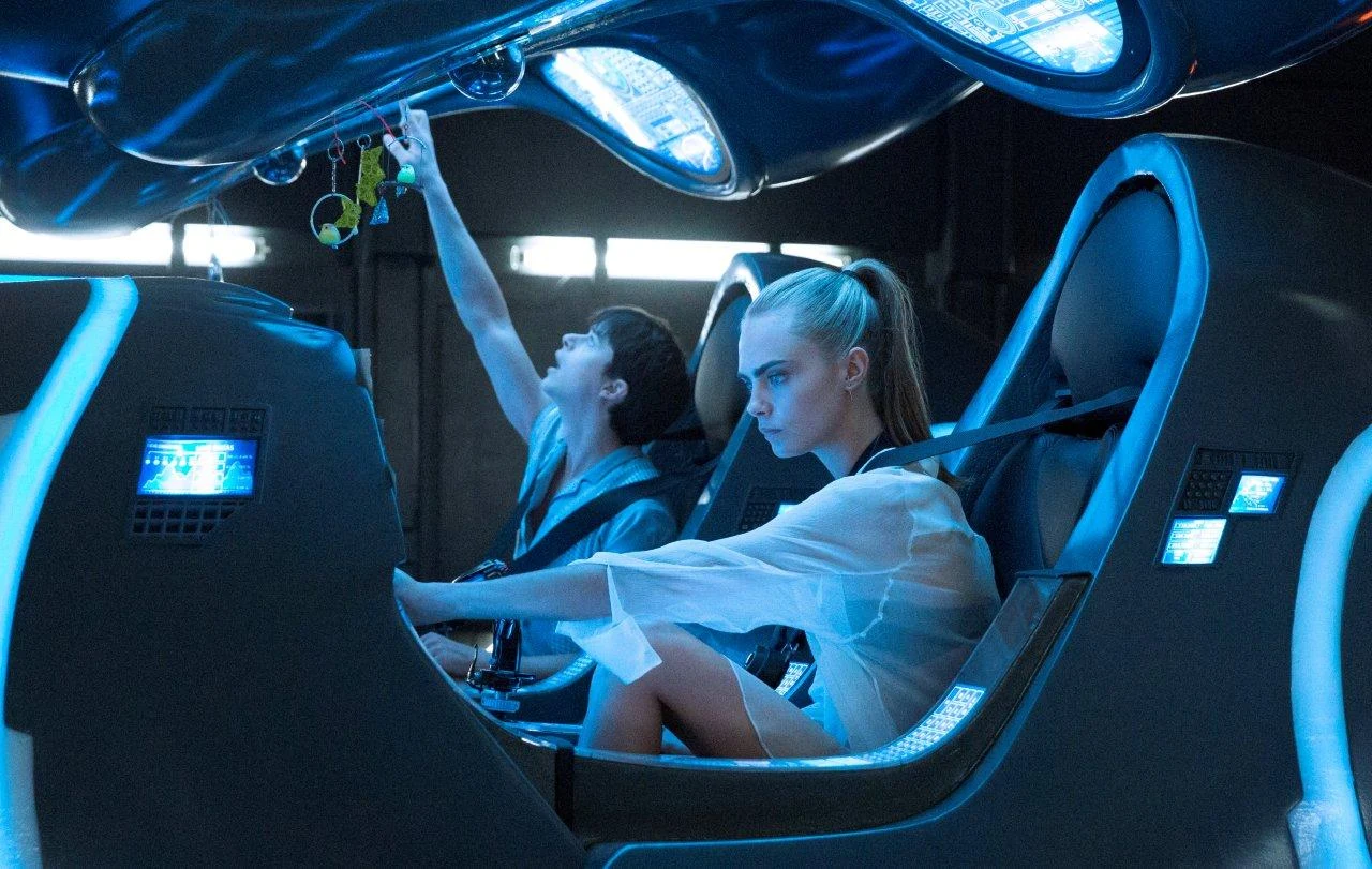 Dane DeHaan i Cara Delevingne w scenie z filmu "Valerian i Miasto Tysiąca Planet"