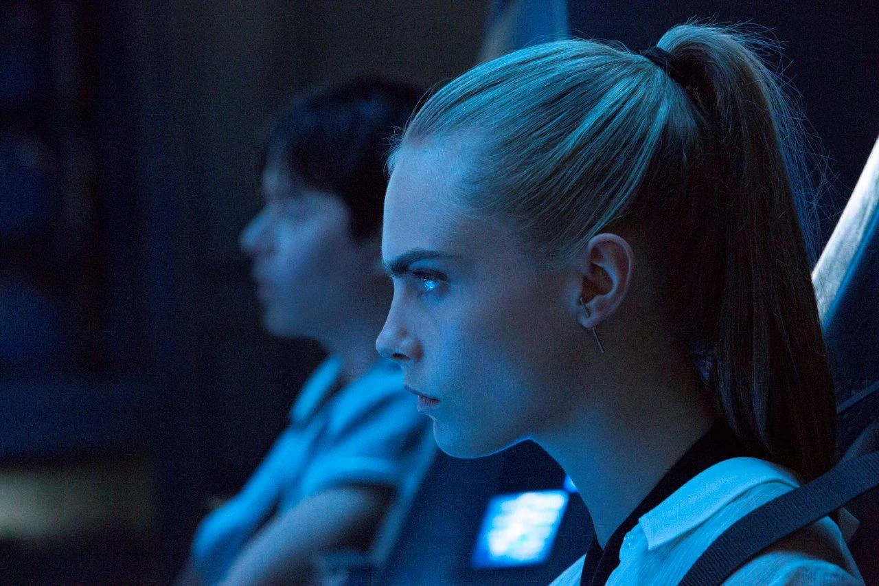 Dane DeHaan i Cara Delevingne w scenie z filmu "Valerian i Miasto Tysiąca Planet"