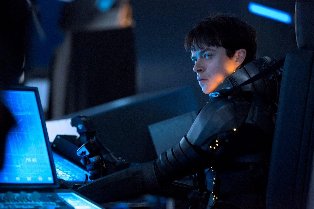 Dane DeHaan w scenie z filmu "Valerian i Miasto Tysiąca Planet"