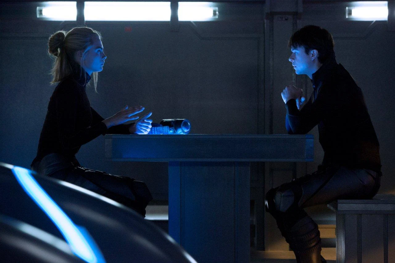 Cara Delevingne i Dane DeHaan w scenie z filmu "Valerian i Miasto Tysiąca Planet"