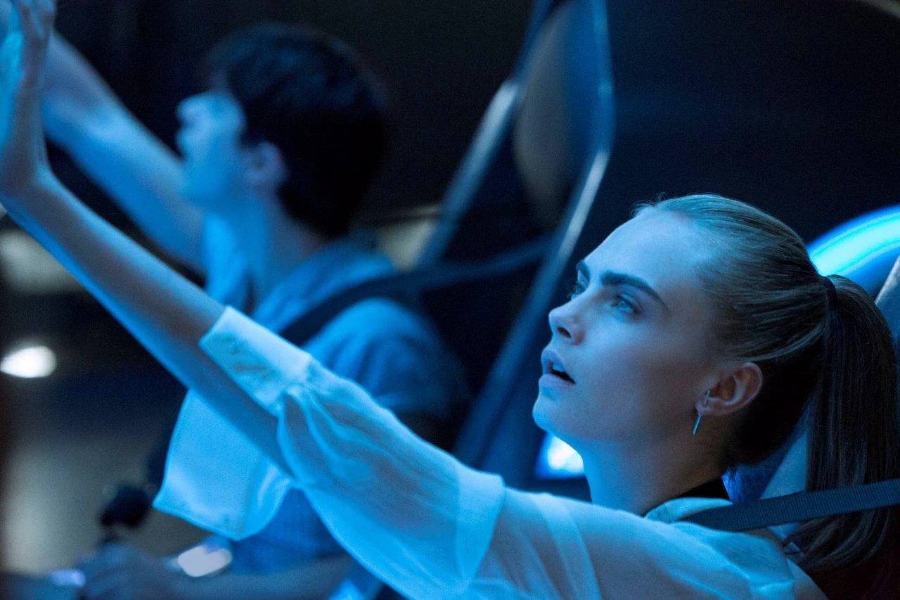 Dane DeHaan i Cara Delevingne w scenie z filmu "Valerian i Miasto Tysiąca Planet"