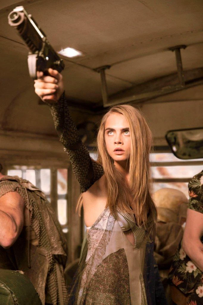 Cara Delevingne w scenie z filmu "Valerian i Miasto Tysiąca Planet"