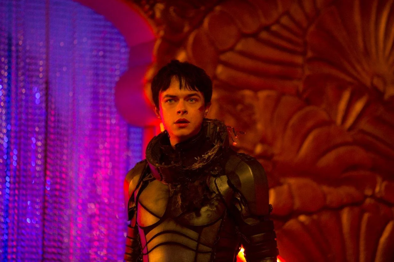 Dane DeHaan w scenie z filmu "Valerian i Miasto Tysiąca Planet"