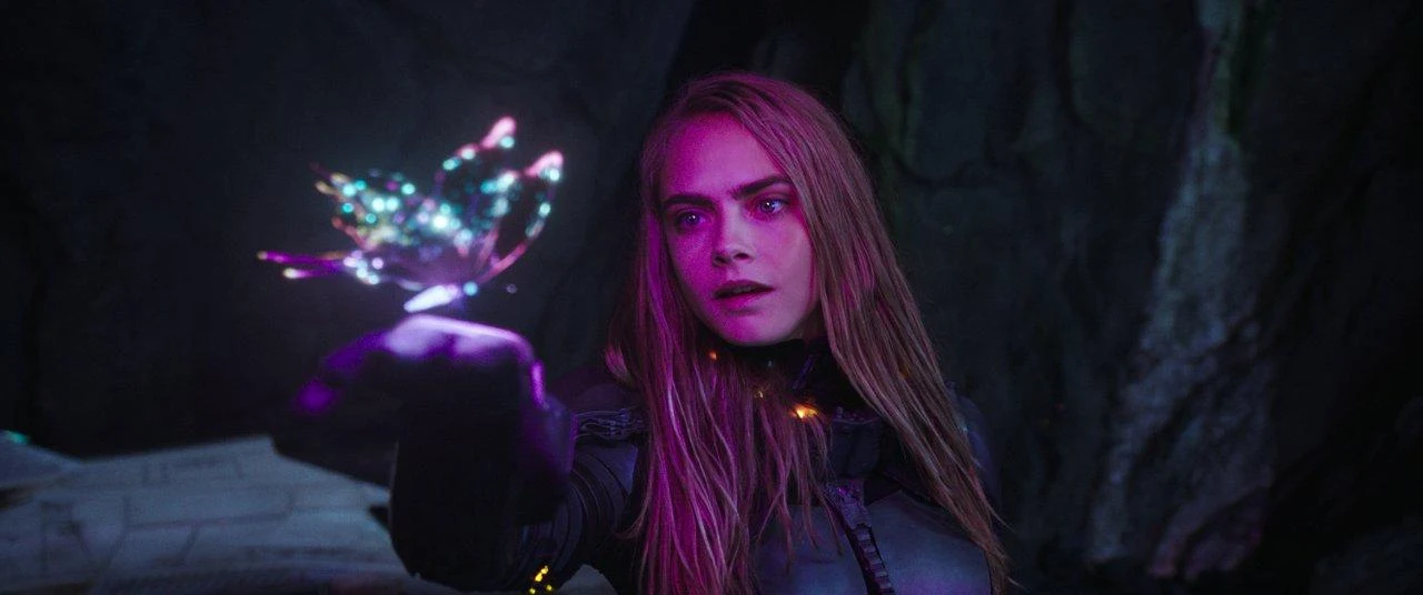Cara Delevingne w scenie z filmu "Valerian i Miasto Tysiąca Planet"