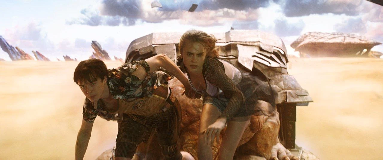 Dane DeHaan i Cara Delevingne w scenie z filmu "Valerian i Miasto Tysiąca Planet"
