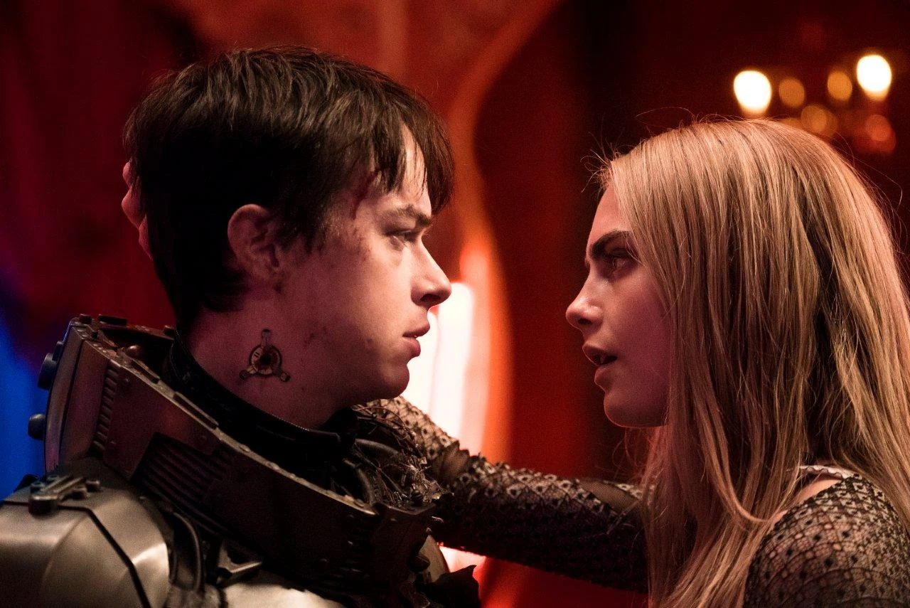 Dane DeHaan i Cara Delevingne w scenie z filmu "Valerian i Miasto Tysiąca Planet"