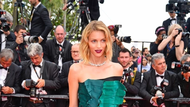 Anja Rubik na czerwonym dywanie