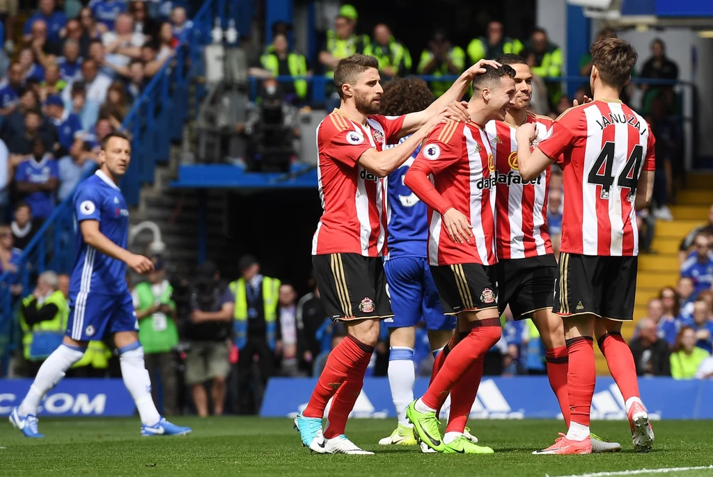 Piłkarze Sunderlandu podczas ostatniego meczu sezonu z Chelsea, przegranego 1-5 Piłkarze Sunderlandu podczas ostatniego meczu sezonu z Chelsea, przegranego 1-5