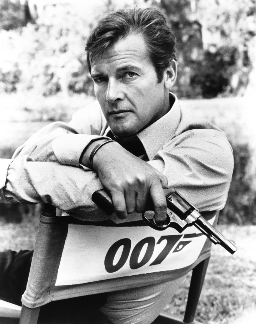 Roger Moore na planie filmu "Żyj i pozwól umrzeć"