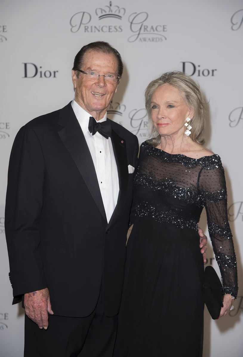 Roger Moore z żoną Kristiną Tholstrup w 2015 roku  Roger Moore z żoną Kristiną Tholstrup w 2015 roku