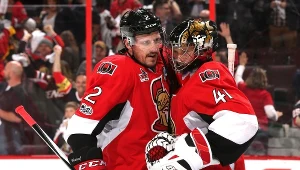 Craig Anderson (z prawej) i Dion Phaneuf z Ottawa Senators