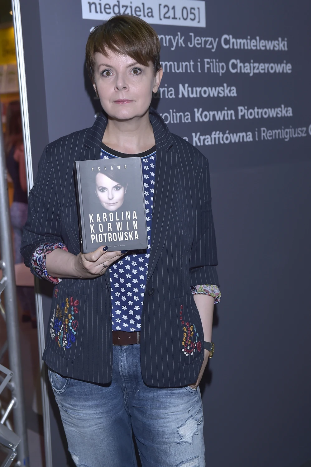 Karolina Korwin-Piotrowska pozuje ze swoją książką "dla półanalfabetów" Karolina Korwin-Piotrowska pozuje ze swoją książką "dla półanalfabetów"