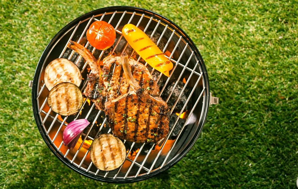 Mięso do grillowania kroję na mniejsze kawałki. Mięso do grillowania kroję na mniejsze kawałki.