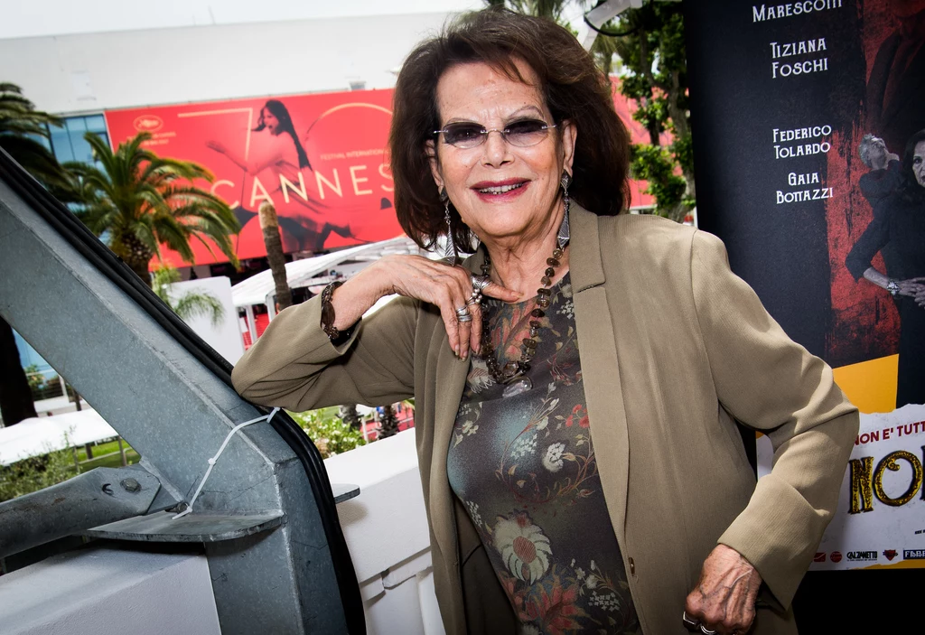 Claudia Cardinale, w tle plakat promujący tegoroczny festiwal Claudia Cardinale, w tle plakat promujący tegoroczny festiwal
