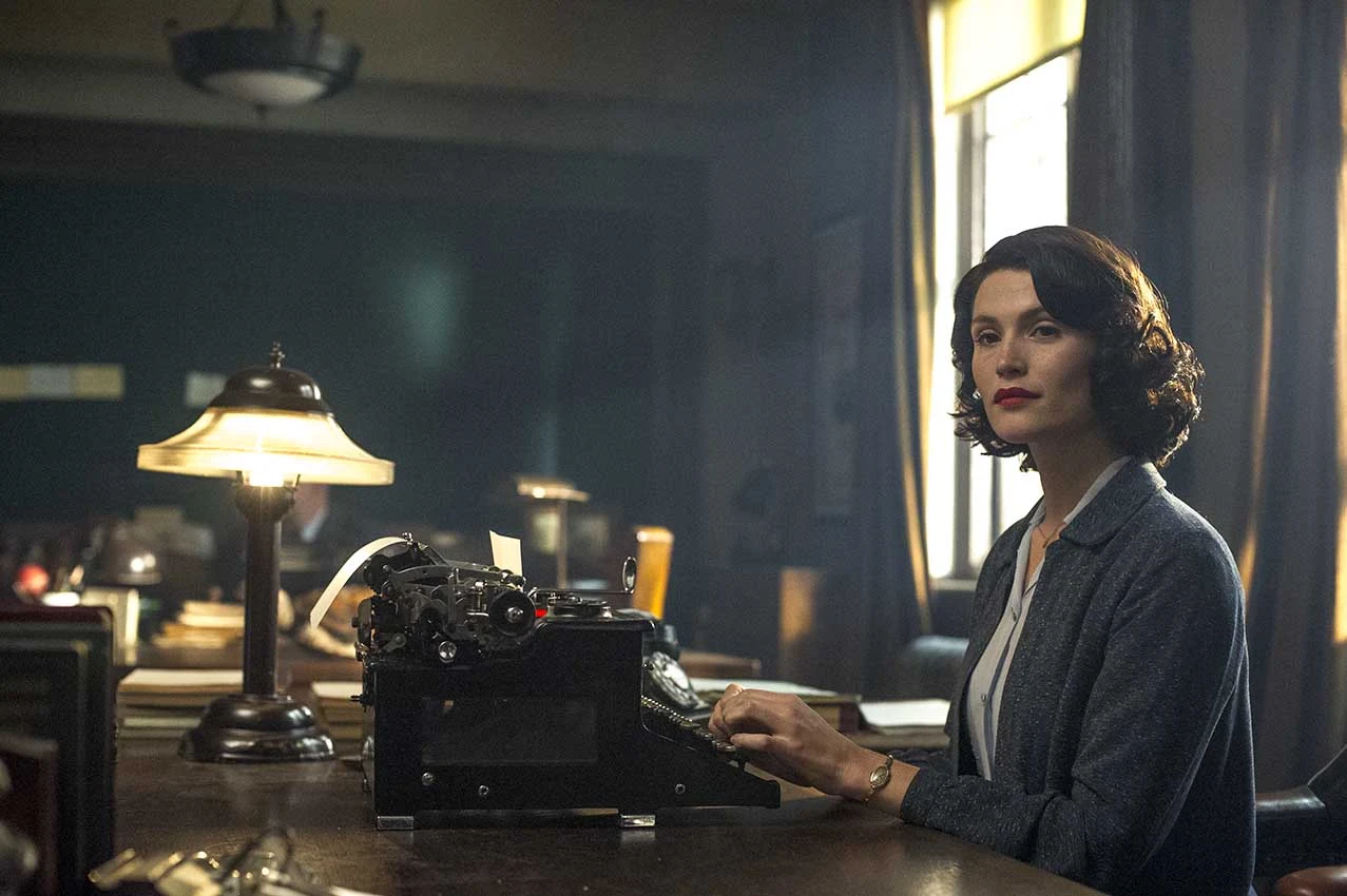 Obecnie Arterton oglądać możemy w filmie Lone Schefrig "Zwyczajna dziewczyna" (na zdjęciu), w którym wciela się w postać początkującej scenarzystki, zatrudnionej do napisania patriotycznego i podnoszącego na duchu filmu w szczytowej fazie nalotów niemieckich w czasie II wojny światowej.