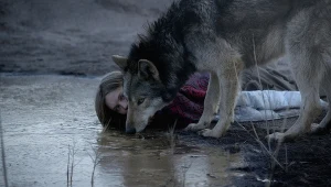 Lilith Stangenber w scenie z filmu "Dzika"