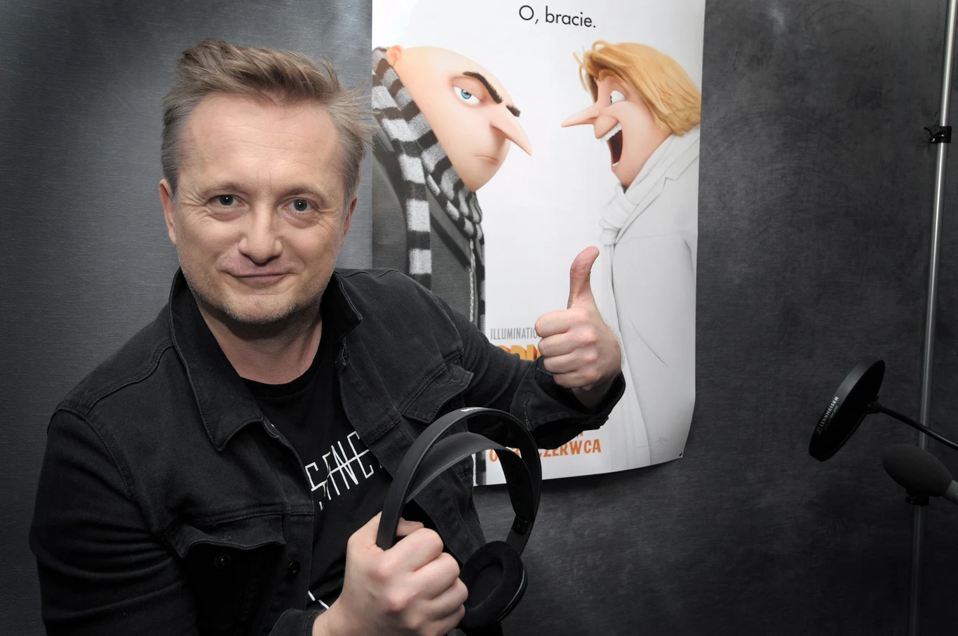 Mikołaj Cieślak podczas pracy nad dubbingiem do filmu "Gru, Dru i Minionki"